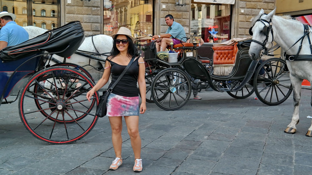  Fashion_Travel_Accessories_Florence_Travel_Blog_What-To_See_In_Florence_Italy_Follow_Me_Around_Travel_Vlog_Walking_Tour_3