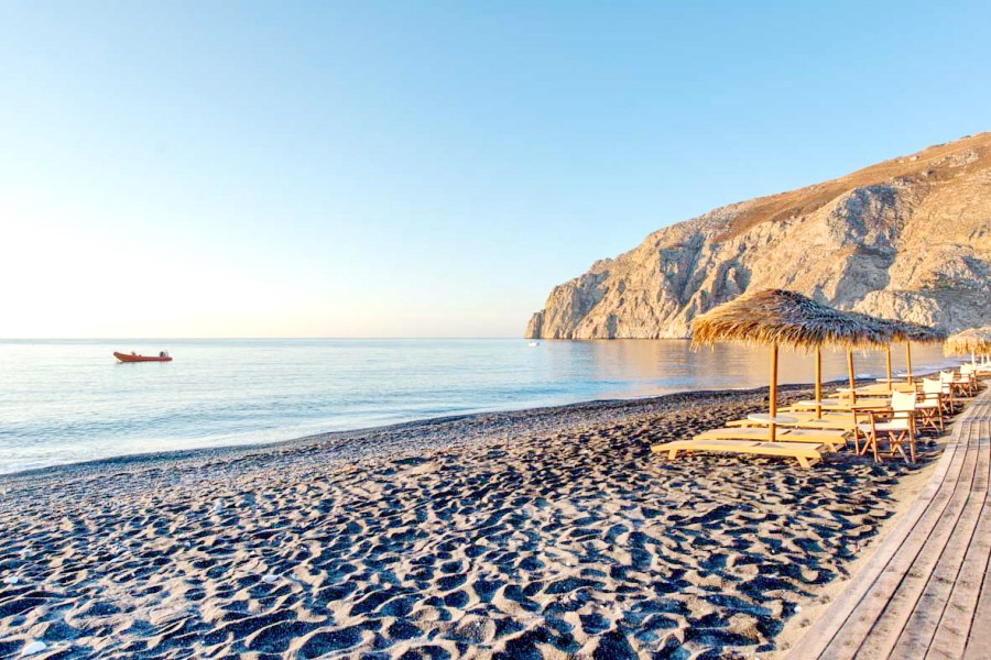 3_Things_to_do_in_Santorini_Greece_Kamari_Beach